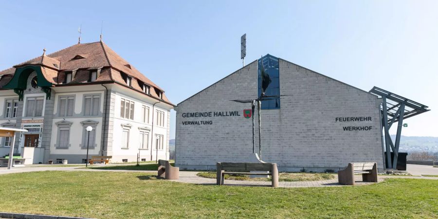 Das Gemeindehaus und die  Feuerwehr von Hallwil.