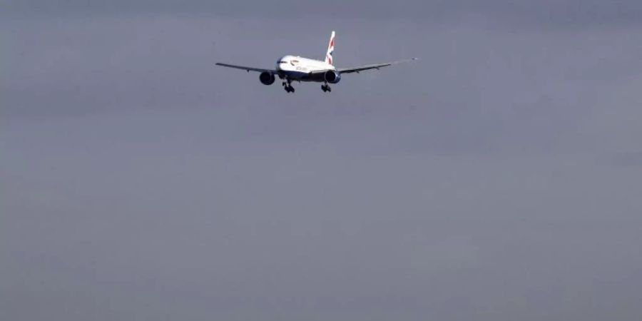 Ein Flugzeug landet auf der Nordbahn des Flughafen Heathrow. Foto: Steve Parsons/PA Wire/dpa
