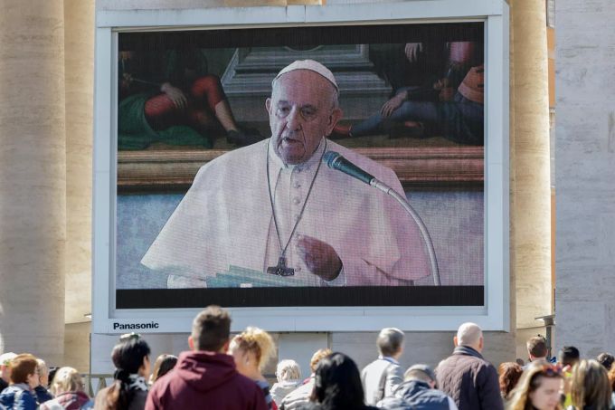 Nonnen und Gläubige nehmen an der Live-Übertragung des Angelus-Gebetes von Papst Franziskus auf dem Petersplatz teil. Coronavirus - Vatikan