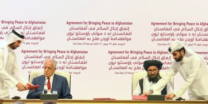 Das Abkommen in Doha wurde im Beisein von Vertretern aus rund 30 Staaten vom US-Sondergesandten für Afghanistan, Zalmay Khalilzad (l), und dem politischen Chef der Taliban, Abdul Ghani Baradar, unterzeichnet. taliban abkommen