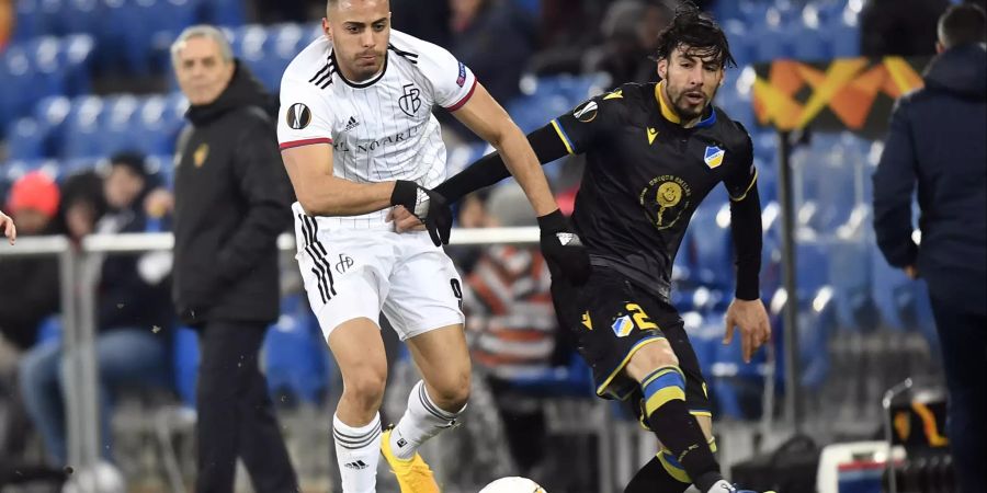 Arthur Cabral (FC Basel) im Zweikampf mit Praxitelis Vouros (Apoel Nikosia).