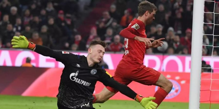 Schalke-Torwart Markus Schubert kassierte fünf Treffer gegen den FC Bayern München. Foto: Angelika Warmuth/dpa