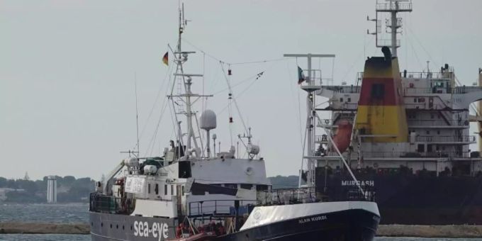 Rom - Deutsches Rettungsschiff nimmt 78 Migranten auf