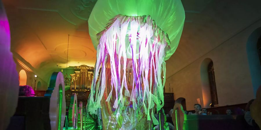 Lichtinstallation in der Kirche von Murten.