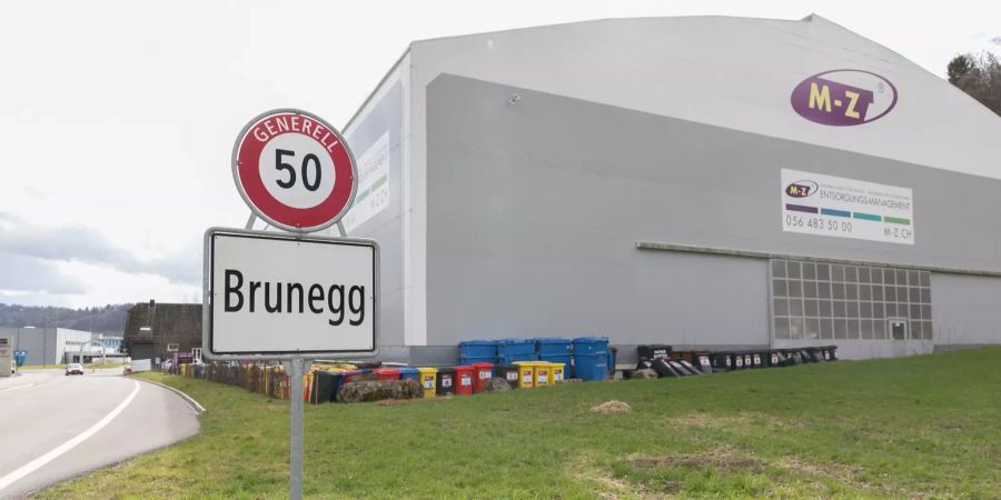 Einfahrtsstrasse Richtung der Gemeinde Brunegg.