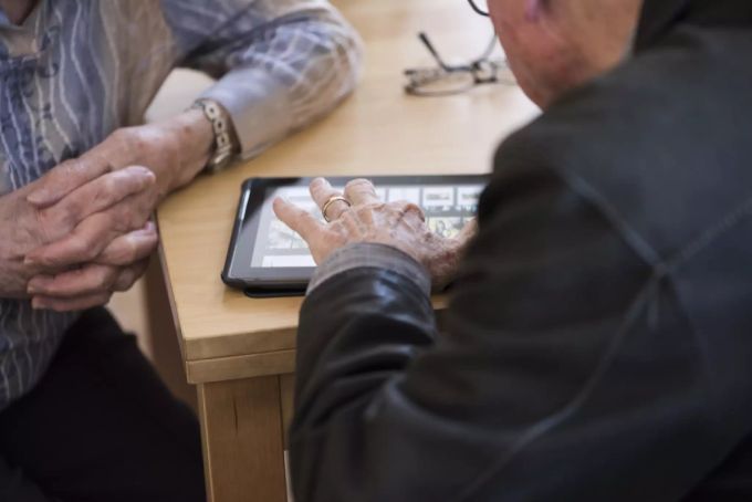 Eine ältere Person bedient ein iPad. (Symbolbild) coronavirus