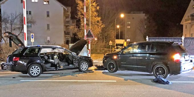 Beim Unfall wurden drei Personen verletzt.