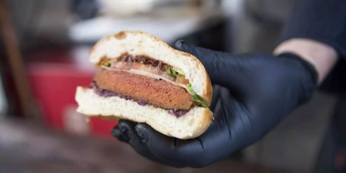 Der Burger ist von seinem Vorbild aus Hackfleisch kaum zu unterscheiden. Bell Burger