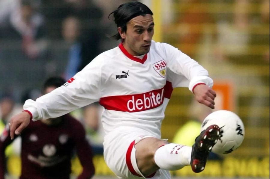 Über ein kurzes Intermezzo bei Paris Saint-Germain und der abermaligen Rückkehr zum FC Basel, landet Hakan Yakin im Januar 2004 beim VFB Stuttgart in der Bundesliga.