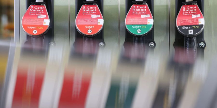 Eine Zapfsäule an einer Tankstelle in Kaufbeuren.