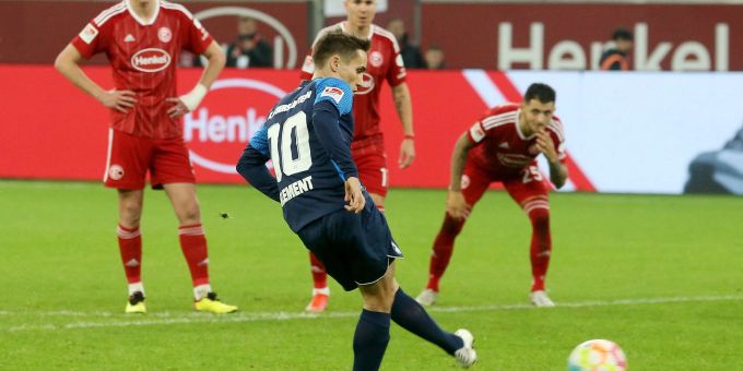 Philipp Klement (M) schoss Kaiserslautern in Düsseldorf zum Sieg. kaiserslautern