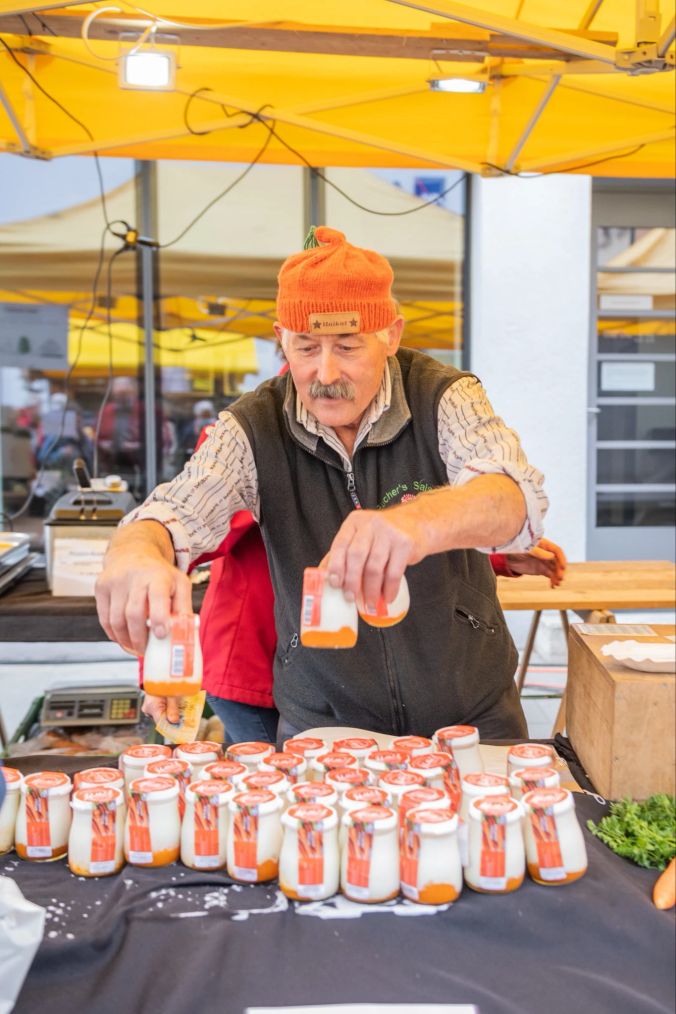 Thomas Bucher vom Hof Gstell verkauft dazu noch Rüebli Joghurt.