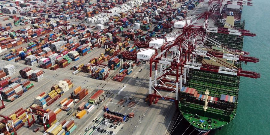 Die «HMM Algeciras» dockt am Hafen von Qingdao in der ostchinesischen Provinz Shandong an.