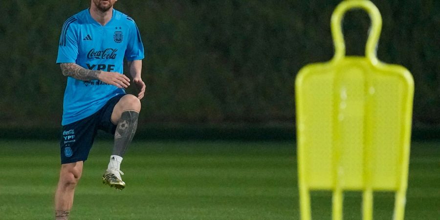 Argentiniens Lionel Messi macht sich zu Beginn des Trainings warm.