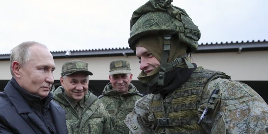 Wladimir Putin verspricht den Angehörigen der Soldaten Geld bei deren Tod.