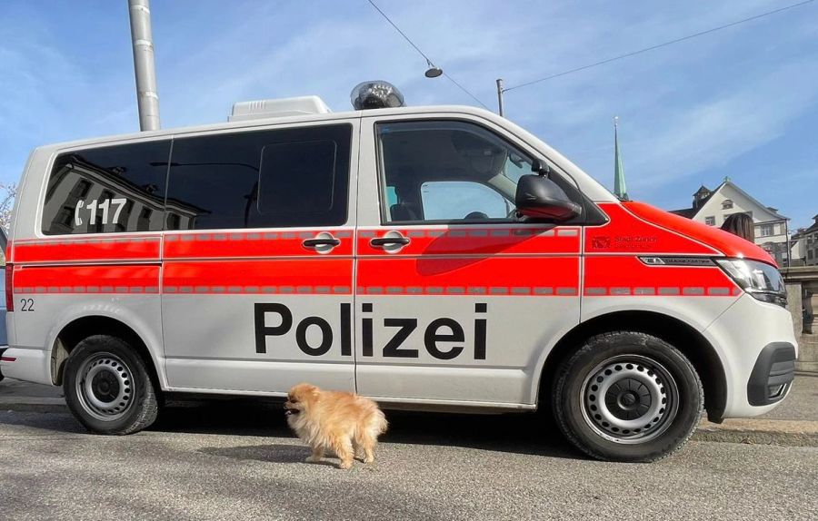 Die Zürcherin ist «überglücklich», als sie ihren Hund von der Polizei abholen kann.