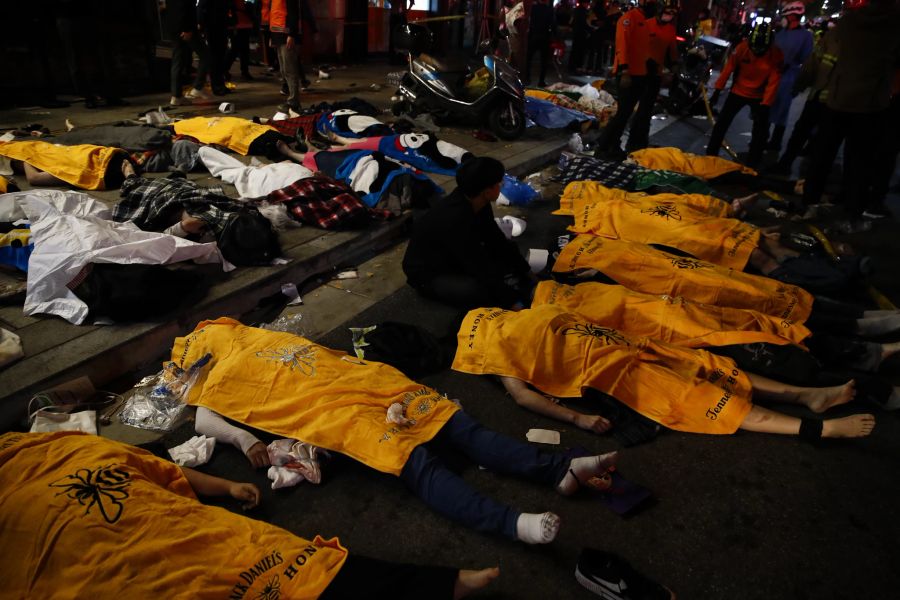 Überlebende erzählen von den vielen Leichen, die in der Gasse am Boden lagen.