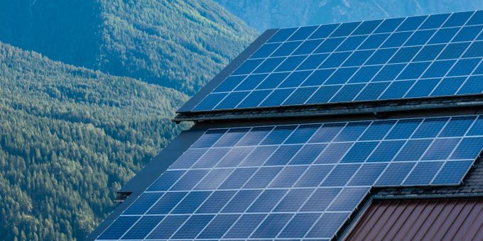 Installation einer Solaranlage auf einem Haus Dach. (Symbolbild) dach
