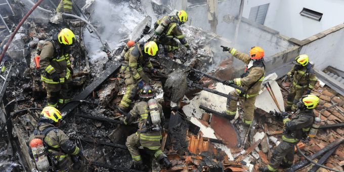 Feuerwehrleute im Einsatz nach dem Absturz eines Kleinflugzeugs in Kolumbien. Flugzeugabsturz
