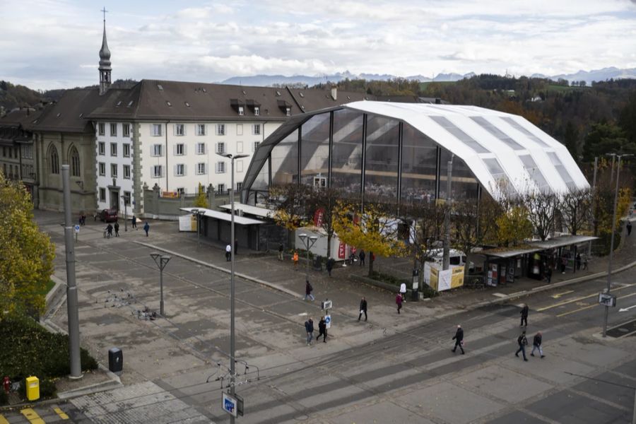 Der Pavillon mit Stahlgerüst wurde schon seit Wochen hergerichtet.
