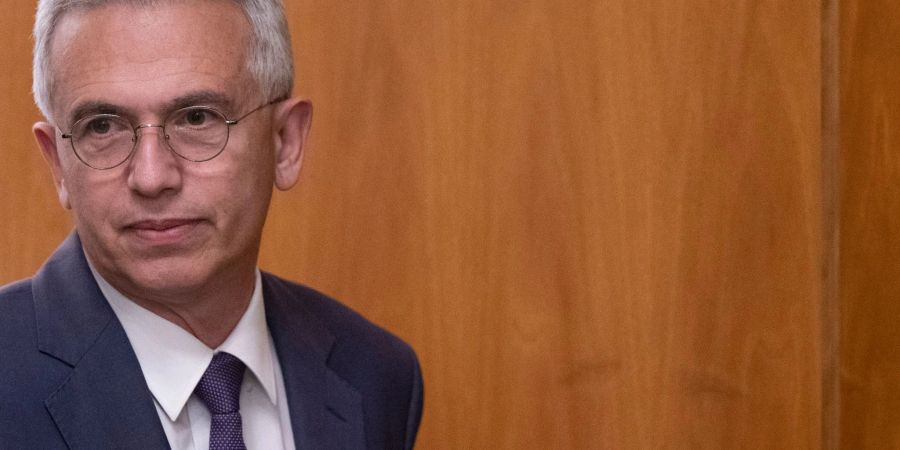 Peter Feldmann tritt nach Bekanntgabe seiner Abwahl im Römer vor die Medien.