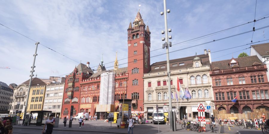 Das Rathaus in Basel dient als Tagungsort des Grossen Rates (Legislative) und des Regierungsrates (Exekutive). Der Turm wurde erst 1904 hinzugefügt und dabei kontrovers diskutiert.