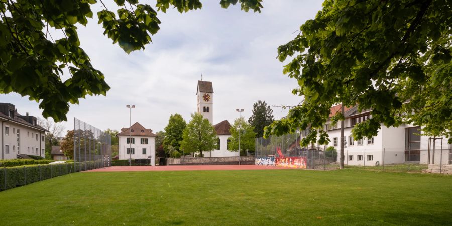 Die katholische Kirche in Selzach. Die Kirche Mariä Himmelfahrt mit dem mittelalterlichen Turm ist ein prägendes Element von Selzach.