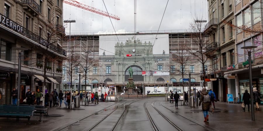 Die Bahnhofstrasse und der Hauptbahnhof im Kreis 1 in Zürich.