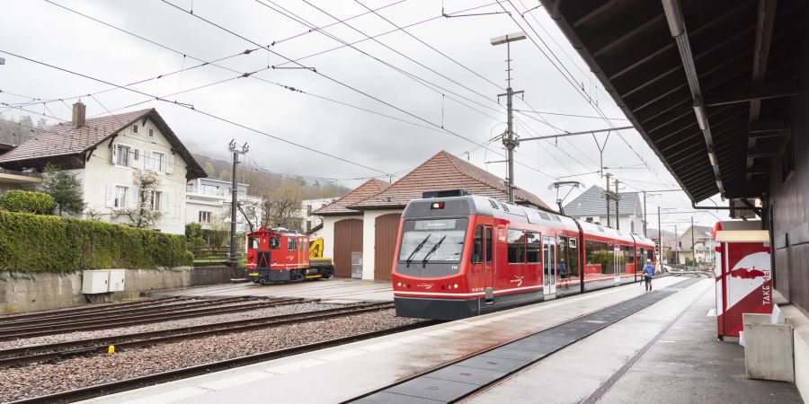 Der Regionalzug «Bipperlisi» nach Solothurn steht im Bahnhof Wiedlisbach zur Abfahrt bereit.