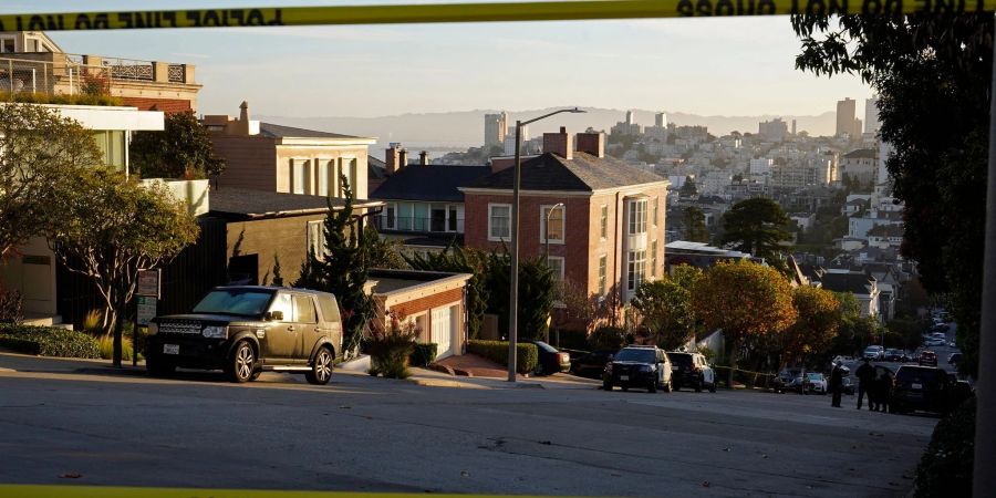 Polizei Absperrband blockiert nach dem Angriff die Strasse vor dem Haus von Nancy und Paul Pelosi in San Francisco.