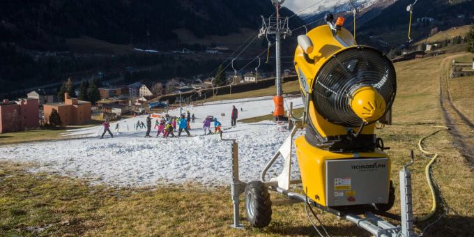 Viele Skigebiete könnten ohne Schneekanonen nicht überleben. (Im Bild: Airolo TI) Schneekanone