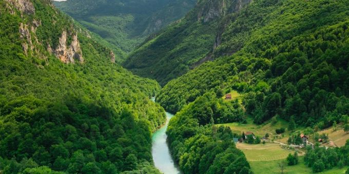 Es gibt einige Schluchten auf dieser Welt, beispielsweise in Montenegro. Schlucht in Montenegro