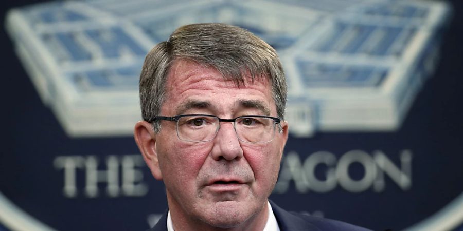 ARCHIV - Ashton Carter, damaliger Verteidigungsminister der USA, spricht während einer Pressekonferenz im Pentagon. Der ehemalige US-Verteidigungsminister Ashton Carter ist tot. Foto: Alex Brandon/AP/dpa