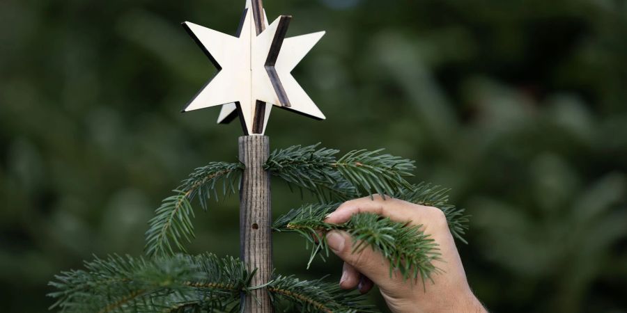 Der «Keinachtsbaum», der den klassischen Tannenbaum ersetzt, besteht aus einem Holzstab, der jedes Jahr zu Weihnachten mit neuem Tannengrün bestückt wird.