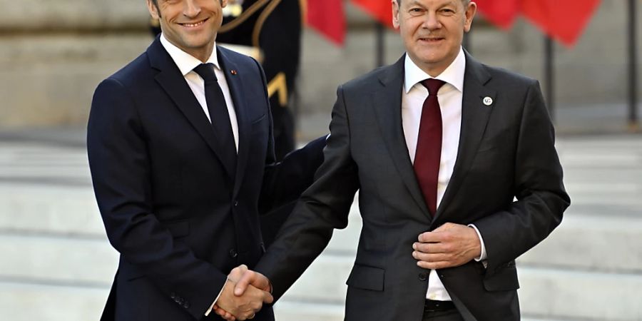 ARCHIV - Emmanuel Macron (l), Präsident von Frankreich, und Bundeskanzler Olaf Scholz (SPD) haben noch Differenzen. Foto: Eric Lalmand/BELGA/dpa