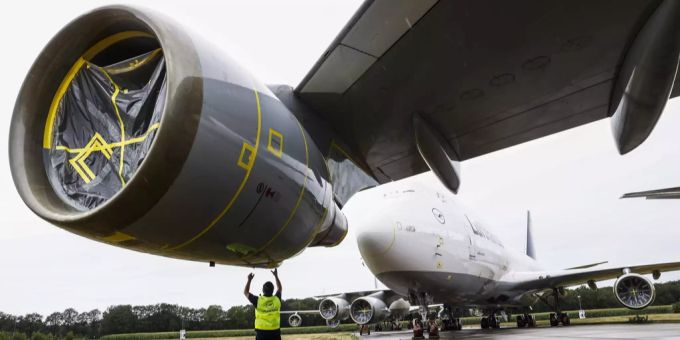 Ein Mitarbeiter der Lufthansa Technik führt am 21. August 2020 auf dem Flughafen Twente in Enschede, Niederlande, Inspektionen an konservierten Lufthansa-Maschinen vom Typ Boeing 747-400 durch. Twente Airport