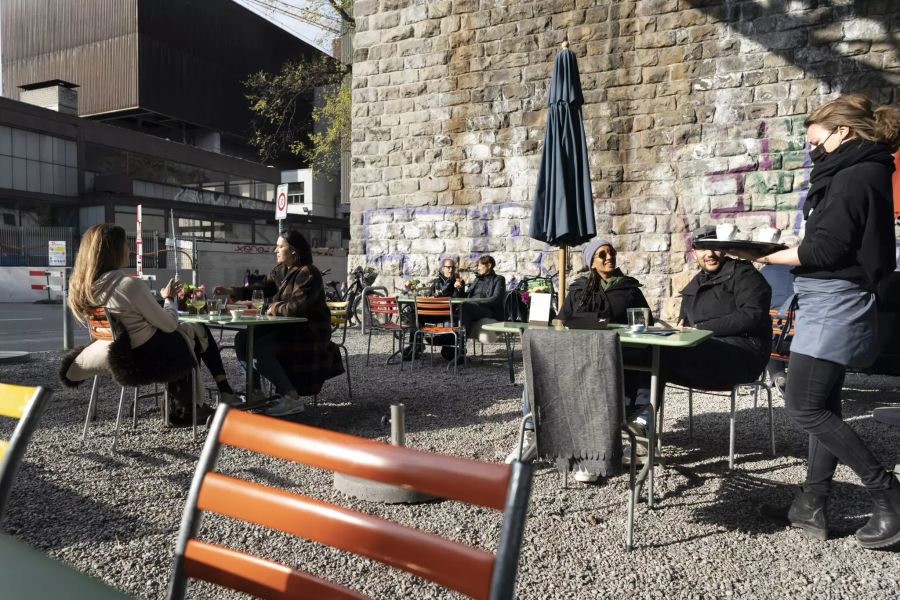 Gäste sitzen auf der Terrasse des Restaurants Viadukt im Kreis 5 in Zürich.