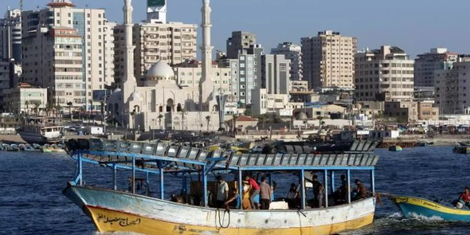 Ein Fischerboot vor der Küste des Gazastreifens. Foto: Adel Hana/AP/dpa/Archiv gazastreifen