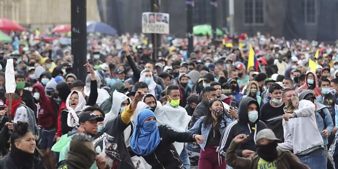 Demonstranten in Bogota werfen Steine während eines Protests gegen eine von der kolumbianischen Regierung vorgeschlagenen Steuerreform. Kolumbien