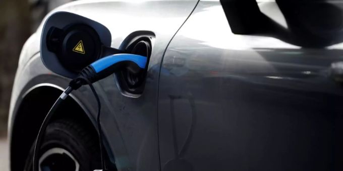 Ladevorgang an einem E-Auto Ladevorgang an einem E-Auto