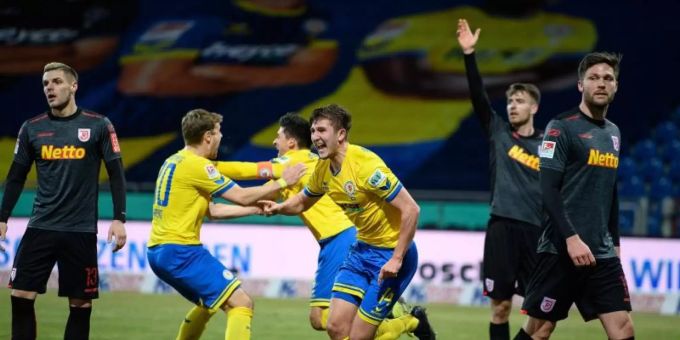 Eintracht Braunschweig sammelte gegen Jahn Regensburg drei wichtige Punkte gegen den Abstieg. Foto: Swen Pförtner/dpa Eintracht Braunschweig sammelte gegen Jahn Regensburg drei wichtige Punkte gegen den Abstieg. Foto: Swen Pförtner/dpa