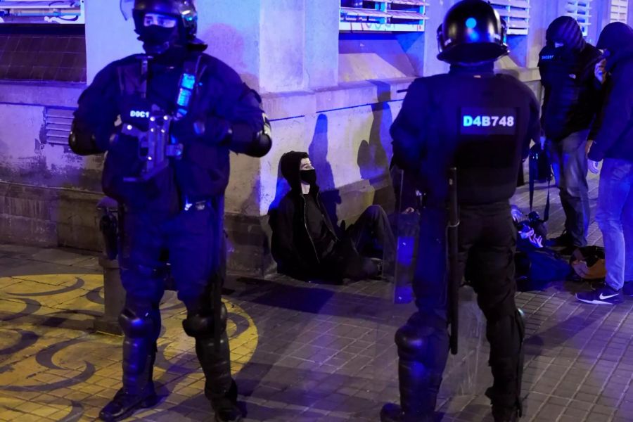 In Barcelona und anderen Städten kam es erneut auch zu Verhaftungen.
