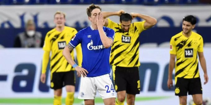 Der Schalker Bastian Oczipka (v.) ist nach einem Gegentreffer im Derby bedient. Foto: Martin Meissner/Pool AP/dpa Der Schalker Bastian Oczipka (v.) ist nach einem Gegentreffer im Derby bedient. Foto: Martin Meissner/Pool AP/dpa