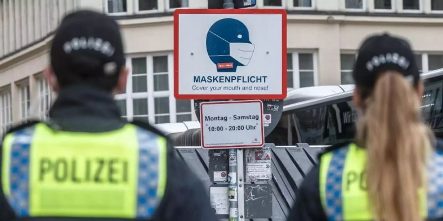 Polizisten in der Hamburger Innenstadt. In der Hansestadt ist eine verschärfte Maskenpflicht in Kraft getreten. Foto: Markus Scholz/dpa
