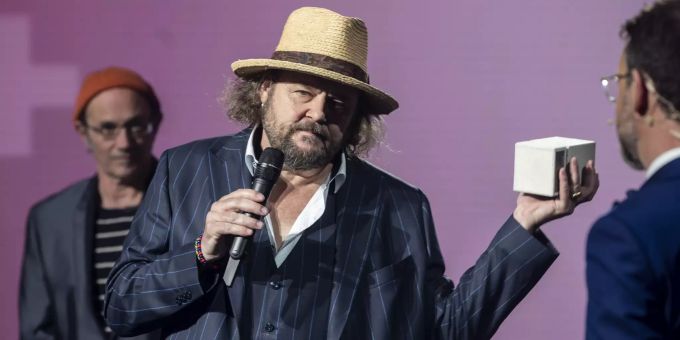 Frontmann Büne Huber von Patent Ochsner hält den Swiss Music Awards in den Händen. Swiss Music Awards