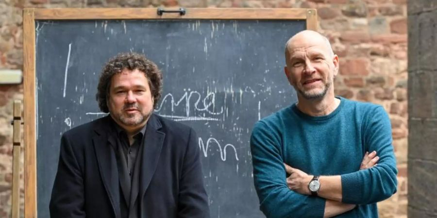 Joern Hinkel (l), Intendant der Bad Hersfelder Festspiele, und der Schauspieler Götz Schubert stellen das dezimierte Theater-Programm für diesen Sommer vor. Foto: Uwe Zucchi/dpa