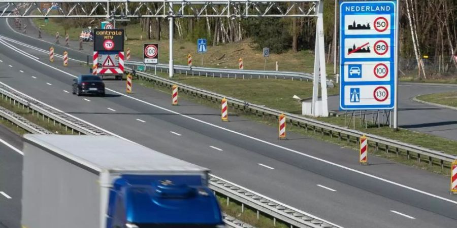 Ein Fahrerwechsel mitten auf der Autobahn? Für die niederländische Polizei eine «der grössten Dummheiten, die man machen kann». (Symbolbild). Foto: Friso Gentsch/dpa