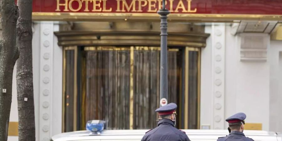 Polizisten stehen vor dem Wiener Hotel Imperial, in dem eine Verhandlungsdelegation aus dem Iran untergebracht ist. Foto: Florian Schroetter/AP/dpa