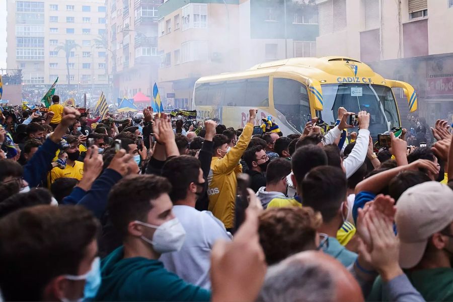 Ihren eigenen Teambus begrüssten die Fans des FC Cadiz dagegen euphorisch.