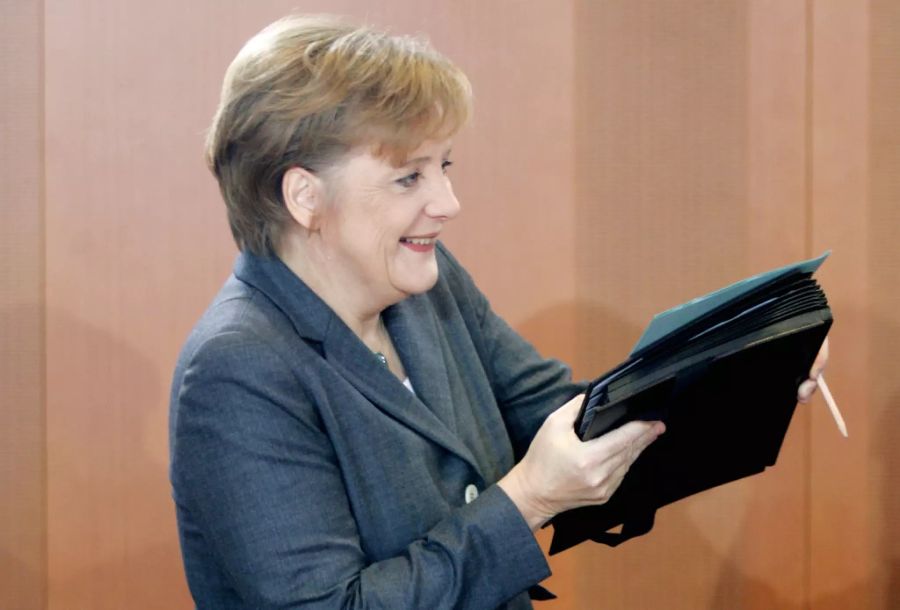 2005 absolviert Angela Merkel ihren ersten Arbeitstag als Bundeskanzlerin.